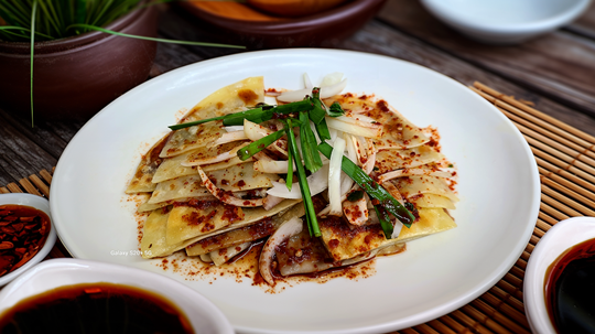 대구의 대표 서민음식 ‘납작만두’…40년 전통 ‘교동 개미분식’의 고부열전 기사 이미지