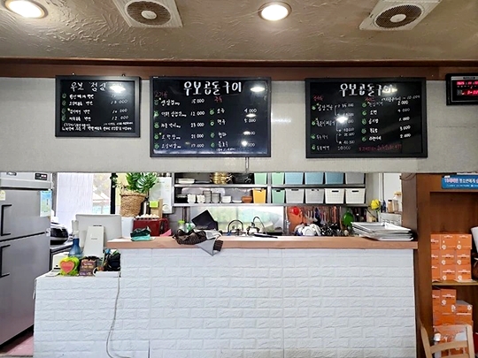 강릉 ‘우보곱돌구이’, 묵은지짜글이에 담긴 지역 주민들의 인생 한 잔 기사 이미지