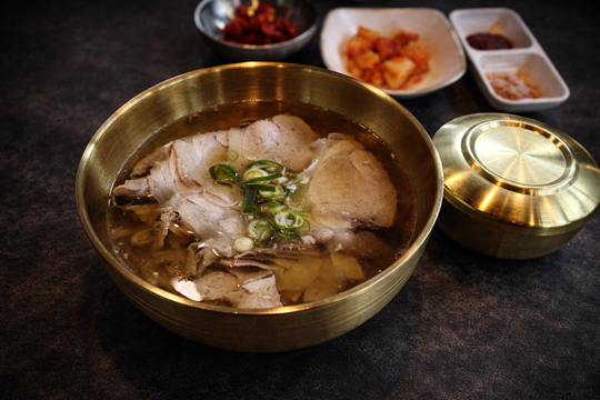 정선에서 만난 MZ들의 ‘힙한 국밥’… 맑은 돼지곰탕으로 MZ 입맛을 사로잡은 금옥 정선점의 비결 기사 이미지